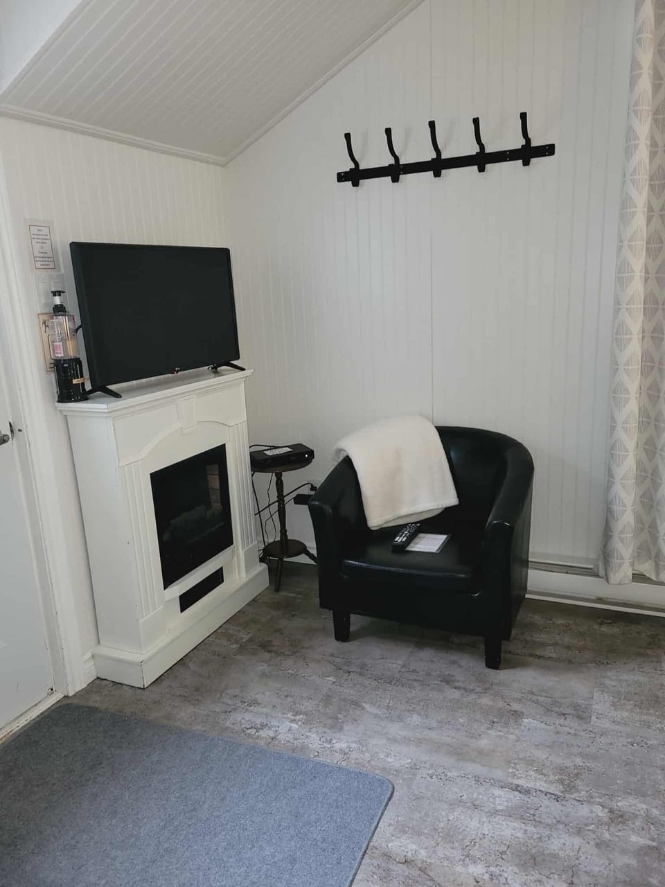 Double Room, Ensuite (No. 1) | Living area | Flat-screen TV