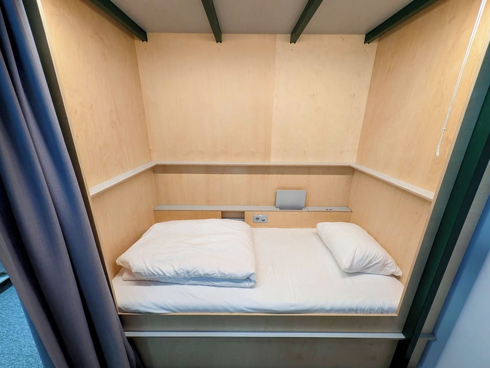 Capsule Deluxe - Disability Access | Free WiFi, bed sheets