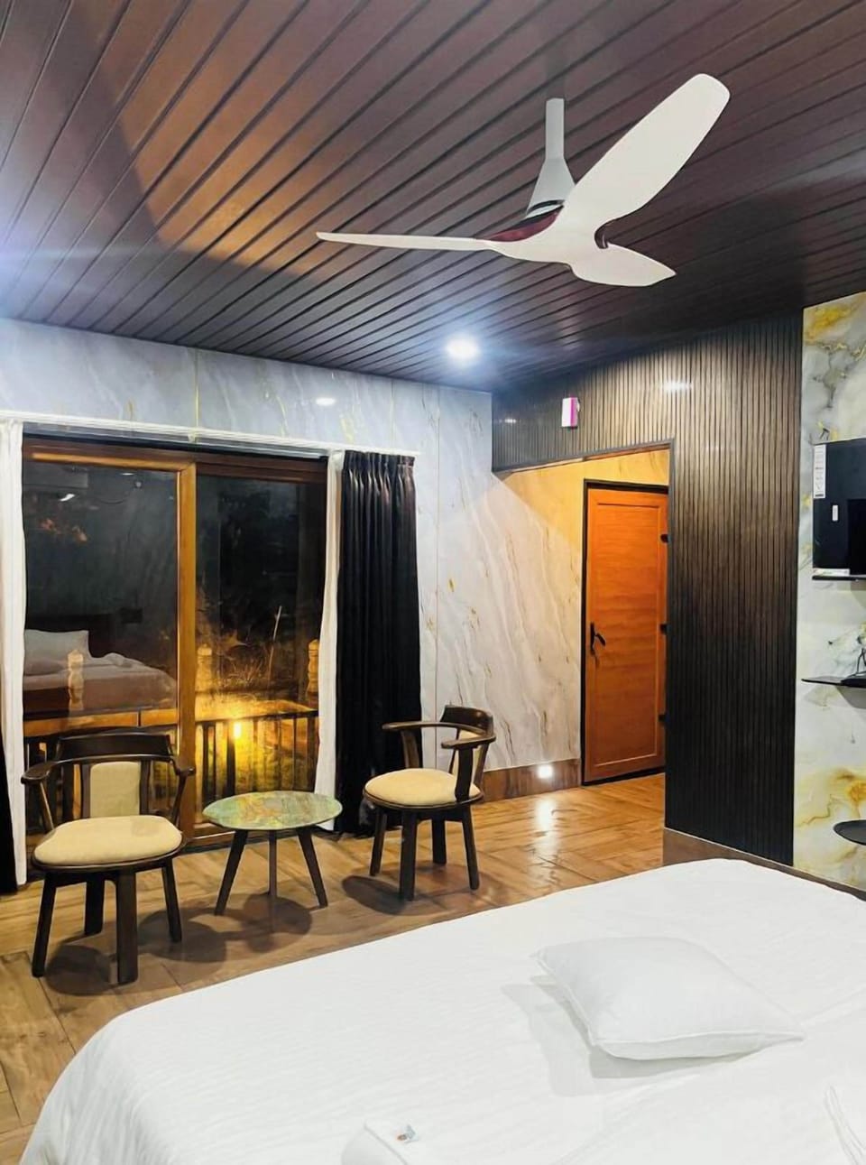 Beach Front Room | Desk, laptop workspace, WiFi (free)
