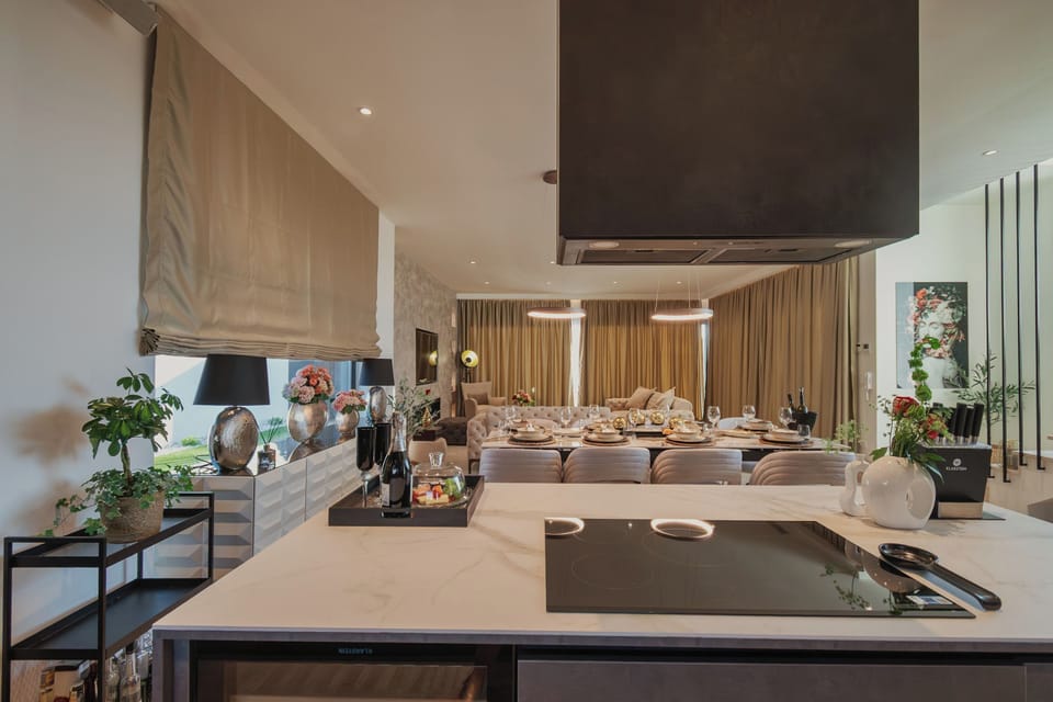 Family Villa, 4 Bedrooms, Balcony, Mountainside (Villa Kim Momjan with Pool and Spa) | Dining