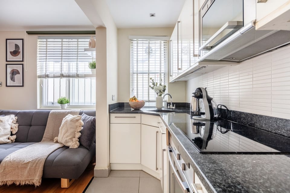 City Apartment, 1 Bedroom, Non Smoking | Private kitchen | Highchair