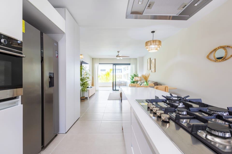 Deluxe Condo | Private kitchen | Full-size fridge, microwave, oven, coffee/tea maker