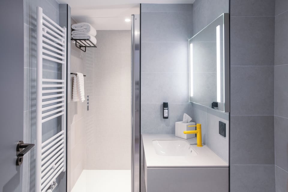 Shower, hydromassage showerhead, hair dryer, towels