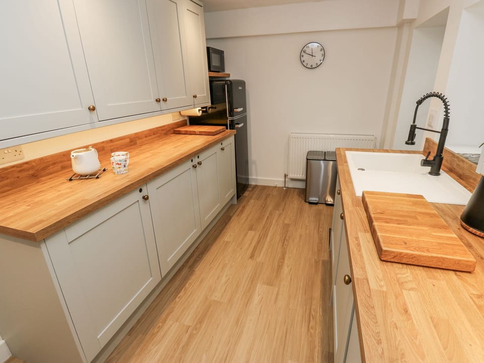 Dishwasher, cookware/dishes/utensils