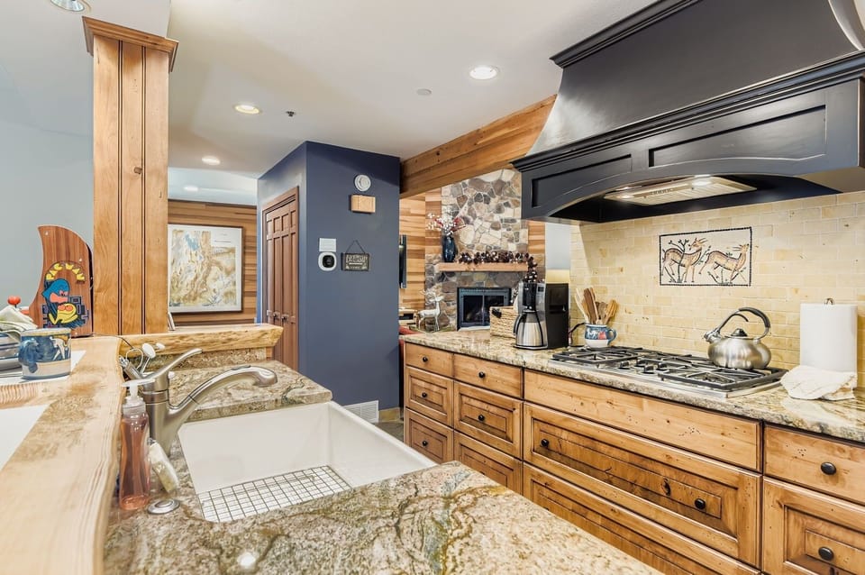 Condo, 3 Bedrooms | Private kitchen | Coffee/tea maker, fridge, oven, electric kettle