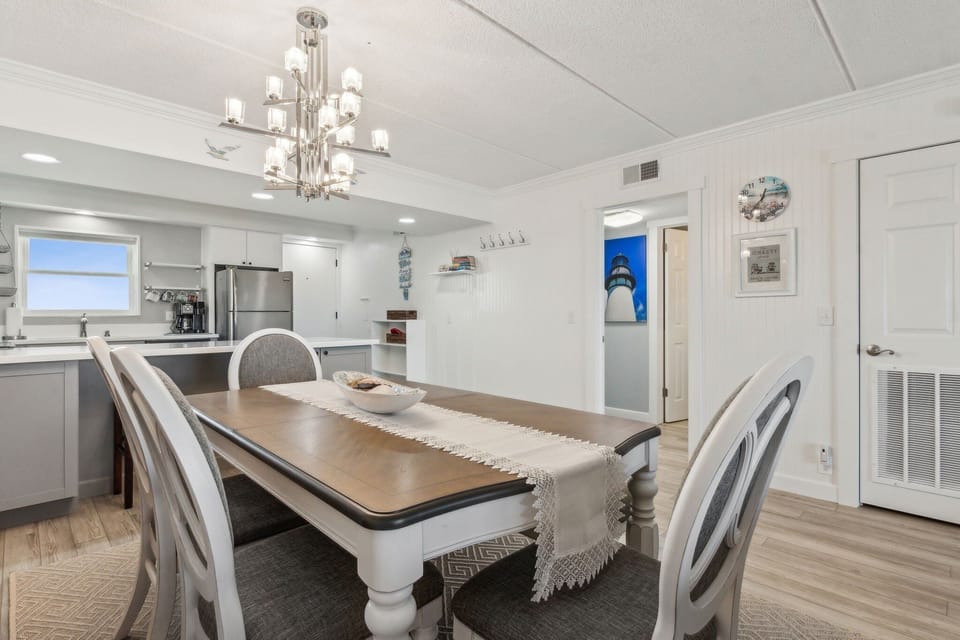 Condo, 2 Bedrooms | Dining