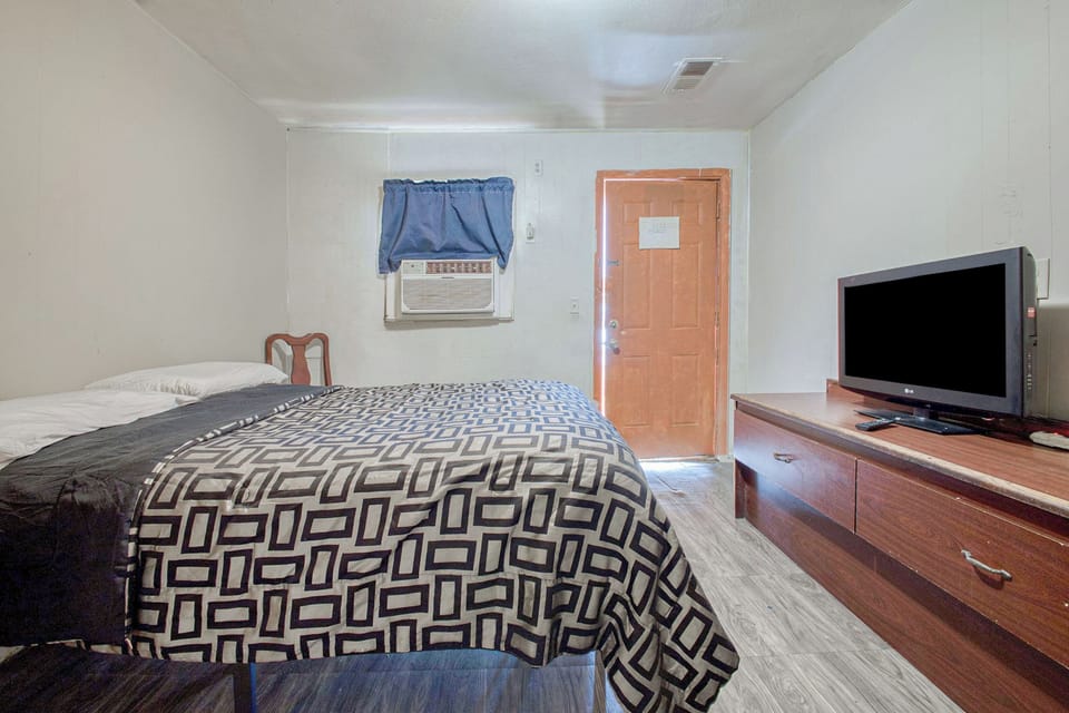 Room, 1 King Bed, Smoking | Desk, free WiFi, bed sheets