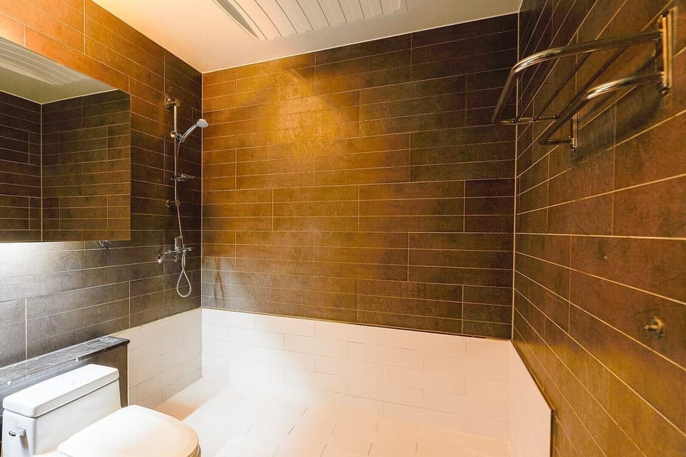 Deluxe Double or Twin Room | Bathroom | Free toiletries, hair dryer, bathrobes, slippers