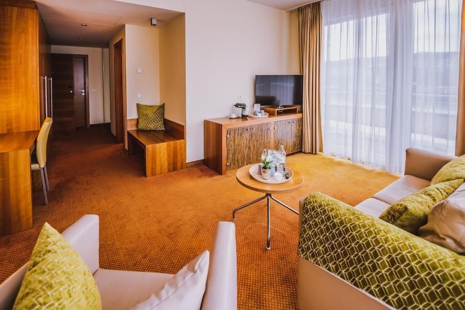 Suite | Desk, free WiFi