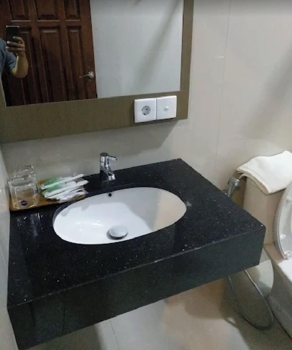 Shower, bidet, towels