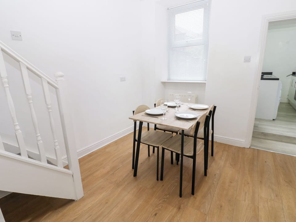 Cottage | Dining