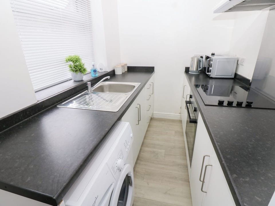 Cottage | Private kitchen | Dishwasher, cookware/dishes/utensils