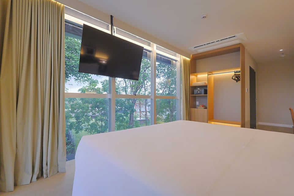 Deluxe Double Room | In-room safe, desk, laptop workspace, blackout drapes