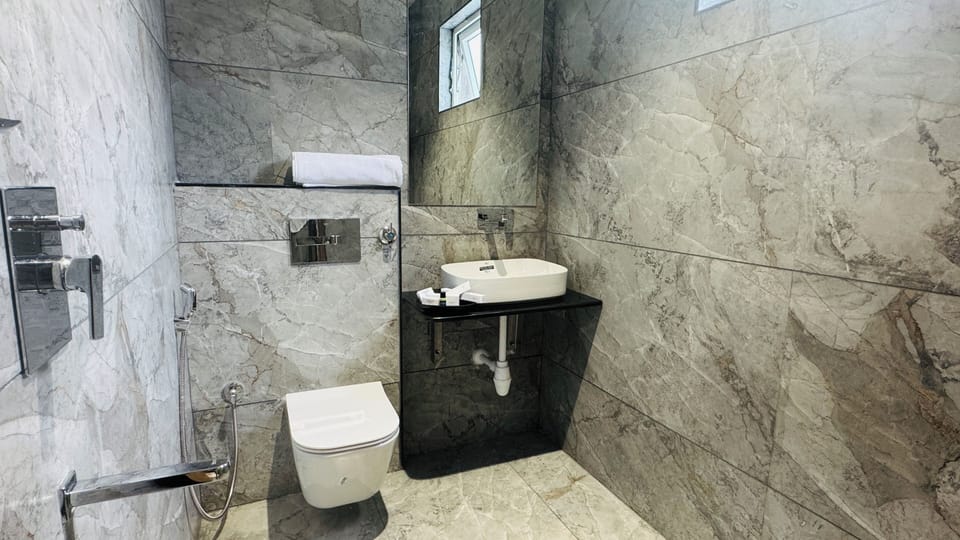 Standard Twin Room | Bathroom | Shower, free toiletries, towels, soap