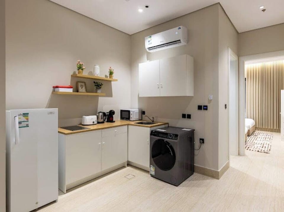 Apartment (2 Bedrooms) | Private kitchen | Coffee/tea maker, microwave, oven