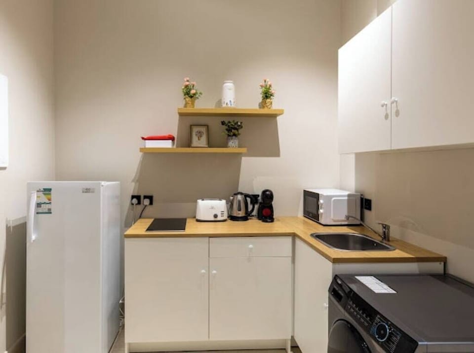 Apartment (2 Bedrooms) | Private kitchen | Coffee/tea maker, microwave, oven