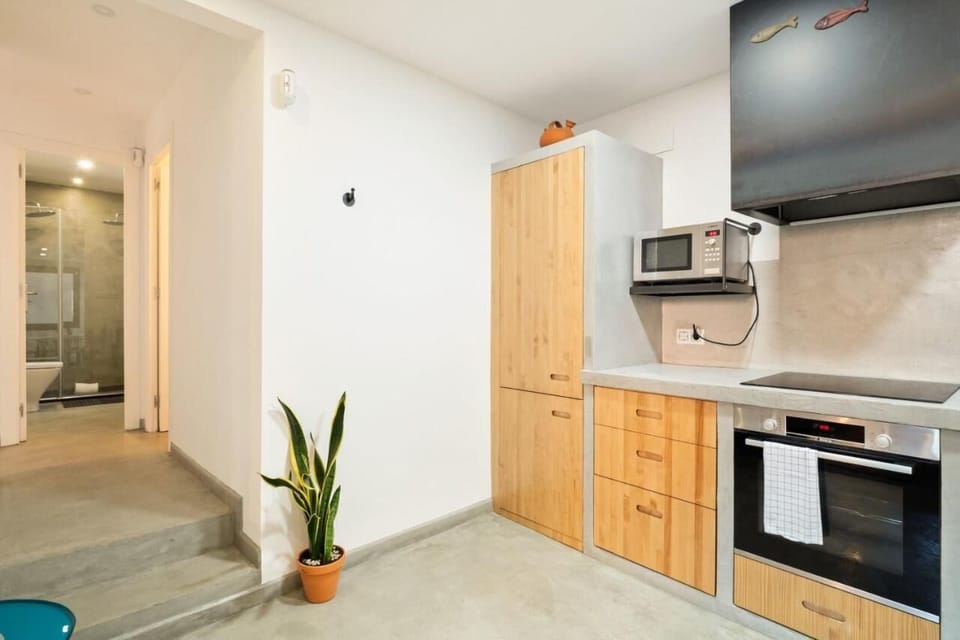 Apartment (3 Bedrooms) | Private kitchen | Fridge, microwave, oven, coffee/tea maker