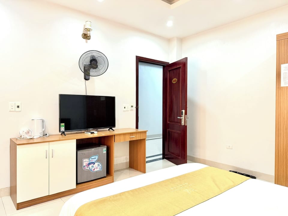 Deluxe Double or Twin Room | In-room safe, desk, blackout drapes, soundproofing