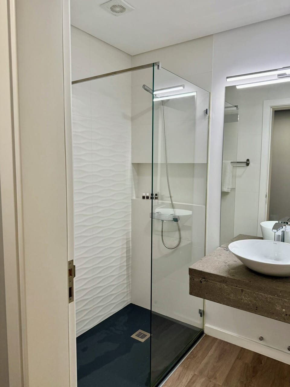 Classic Triple Room | Bathroom | Hair dryer