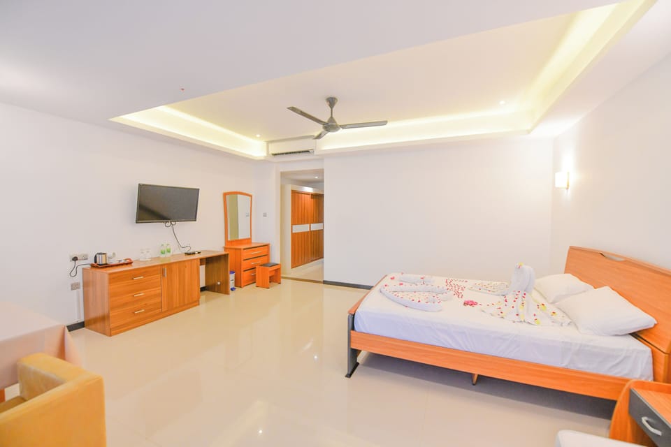 Deluxe Double Room | In-room safe, iron/ironing board