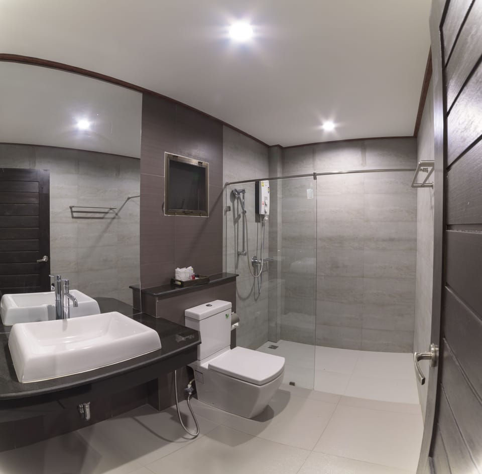 Villa | Bathroom | Shower, free toiletries, hair dryer, towels