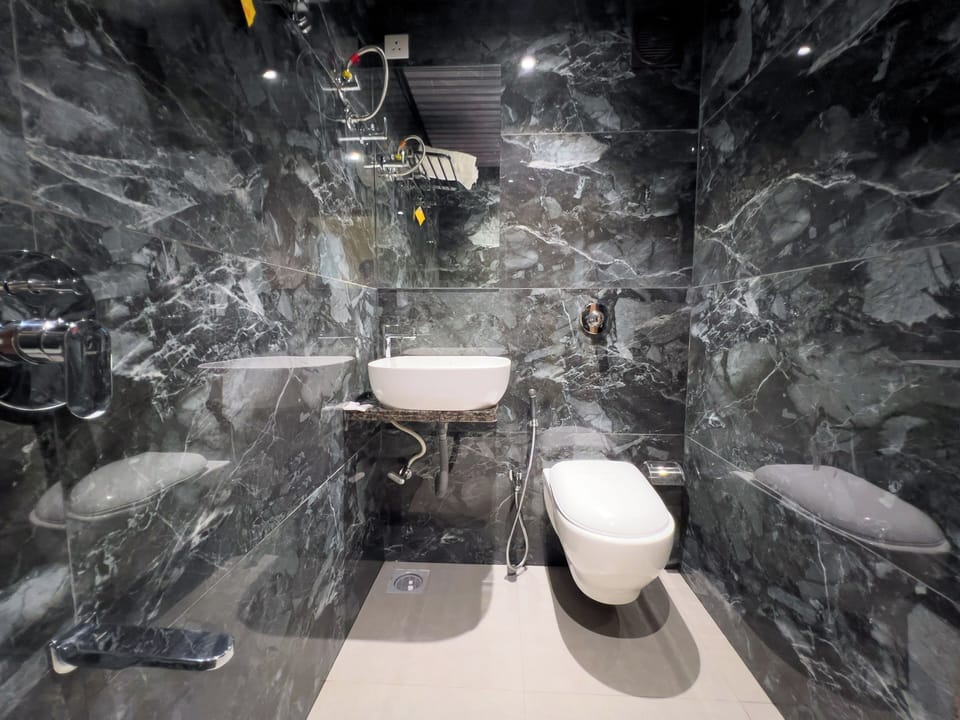Deluxe Double Room | Bathroom | Free toiletries