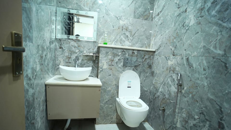 Shower, rainfall showerhead, free toiletries, slippers