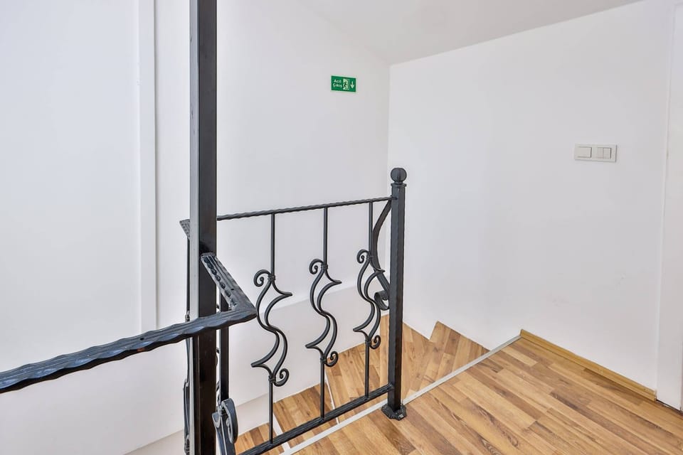 Classic Penthouse, Sea View | Iron/ironing board, WiFi (free)