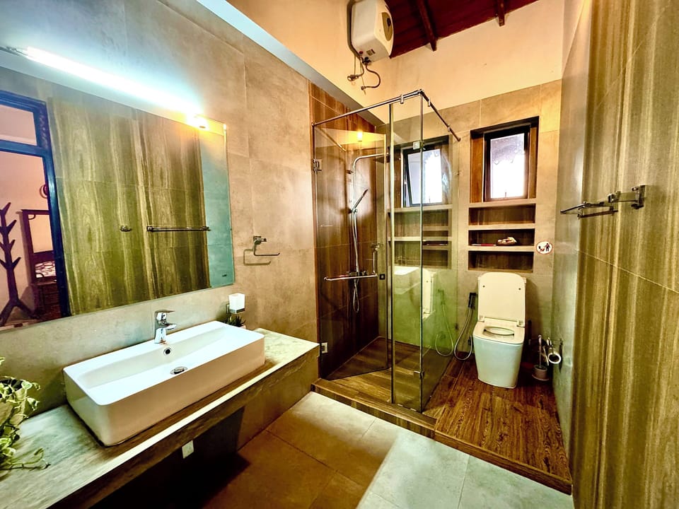 Comfort Room, 1 King Bed, Mountain View | Bathroom | Rainfall showerhead, hair dryer, towels, soap