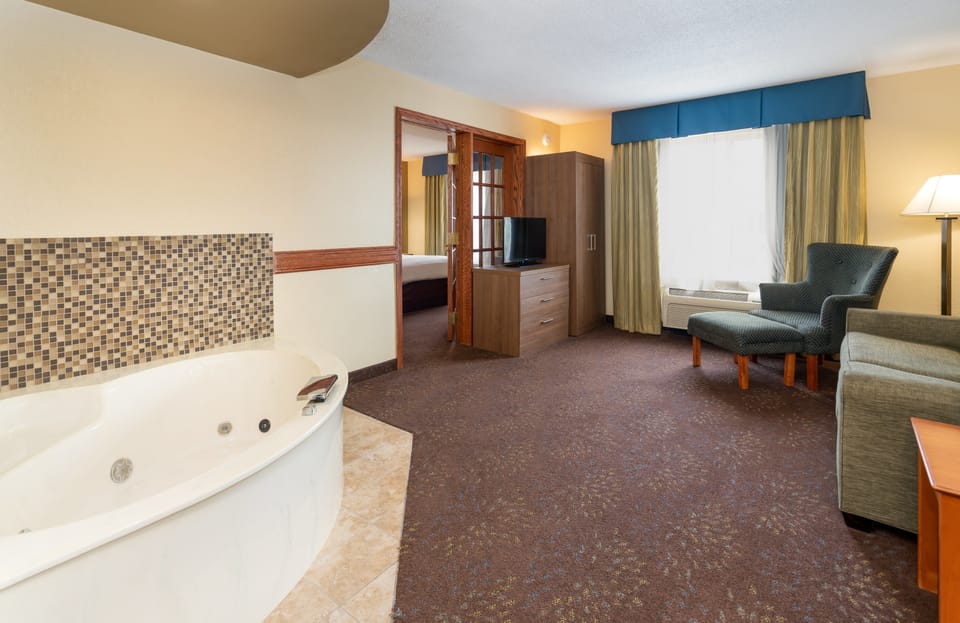 Suite, 1 King Bed | Pillowtop beds, desk, laptop workspace, blackout drapes
