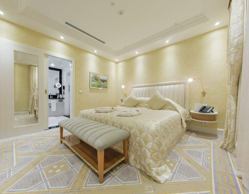Diplomatic Suite | Egyptian cotton sheets, hypo-allergenic bedding, down comforters