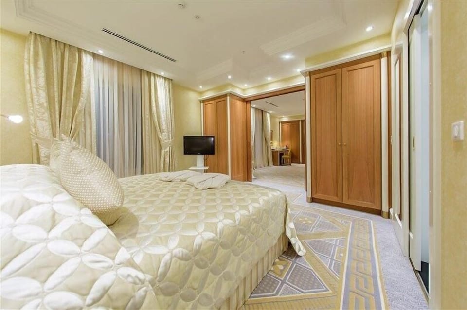 Presidential Suite | Egyptian cotton sheets, hypo-allergenic bedding, down comforters