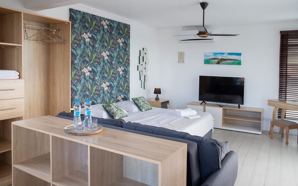 Junior Suite, Balcony, Sea View | Hypo-allergenic bedding available, minibar, in-room safe, WiFi (free)