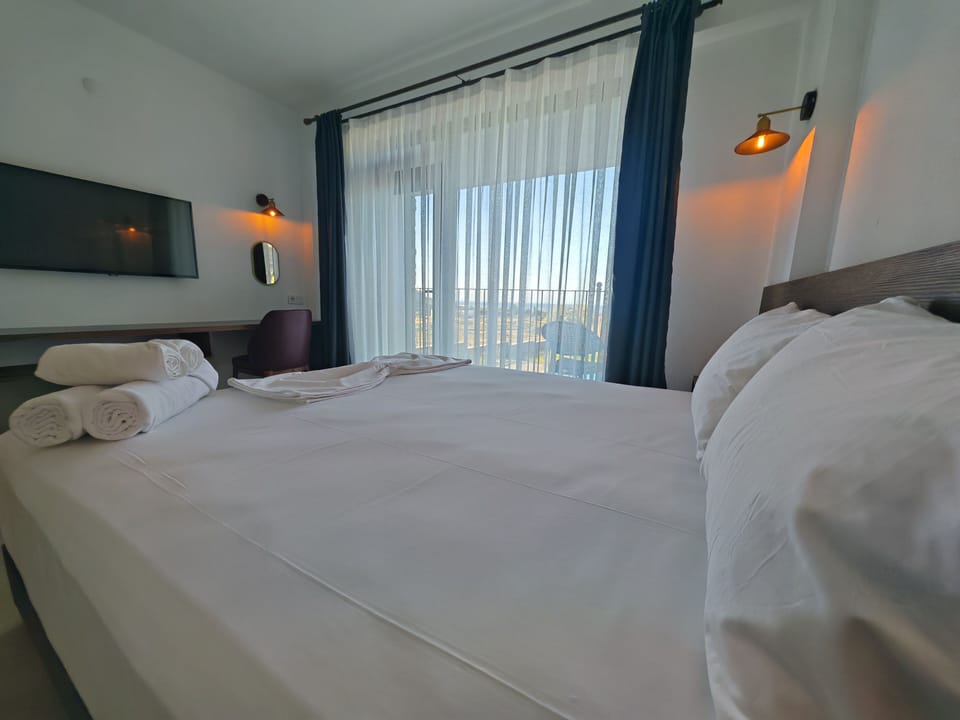 Deluxe Double or Twin Room | In-room safe, blackout drapes, soundproofing, WiFi (free)