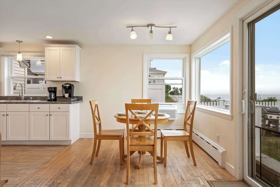House, Multiple Beds, Patio, Ocean View (Wave Therapy) | Dining