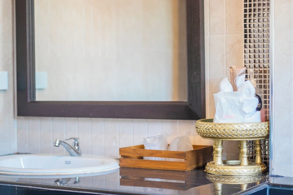 Shower, hydromassage showerhead, free toiletries, hair dryer