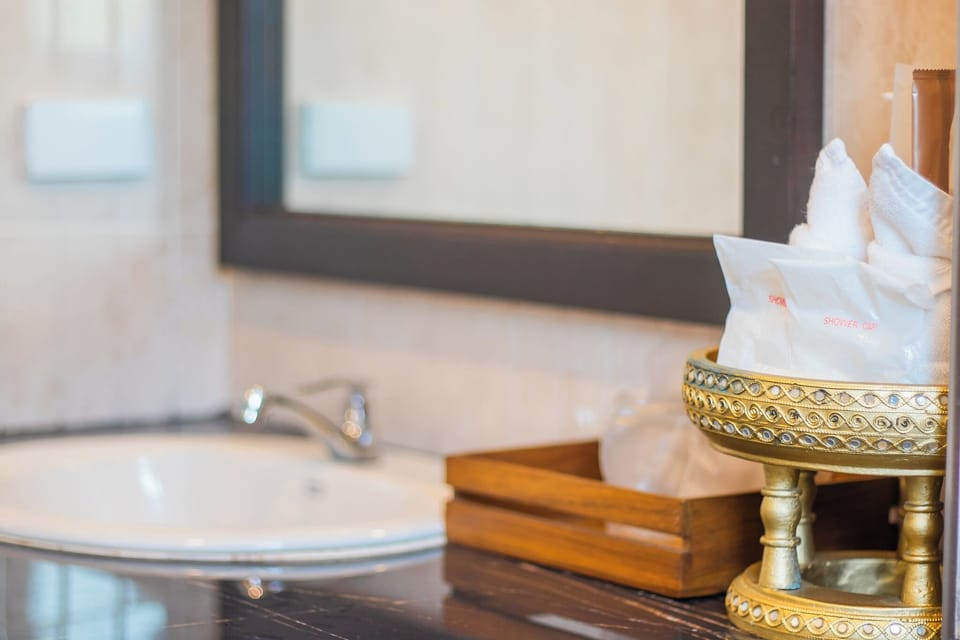 Shower, hydromassage showerhead, free toiletries, hair dryer