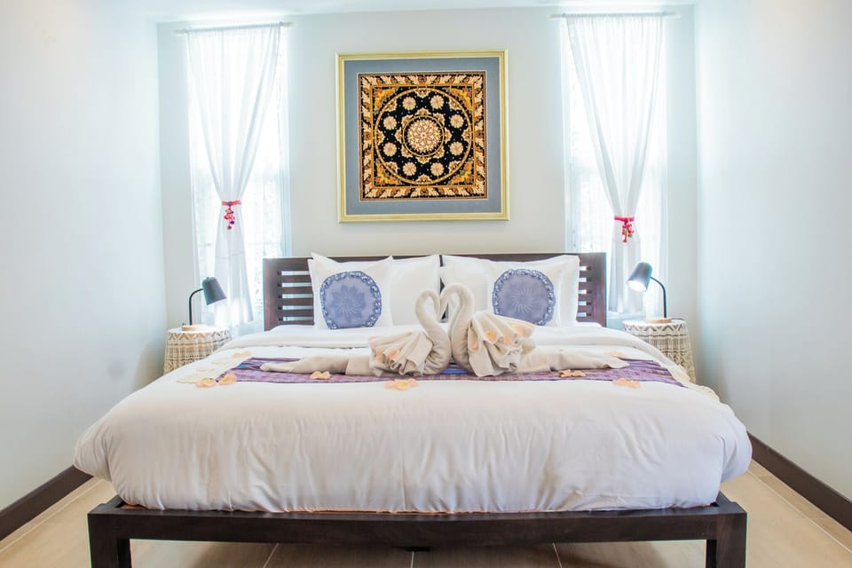 Superior King | Premium bedding, down comforters, Select Comfort beds, free minibar