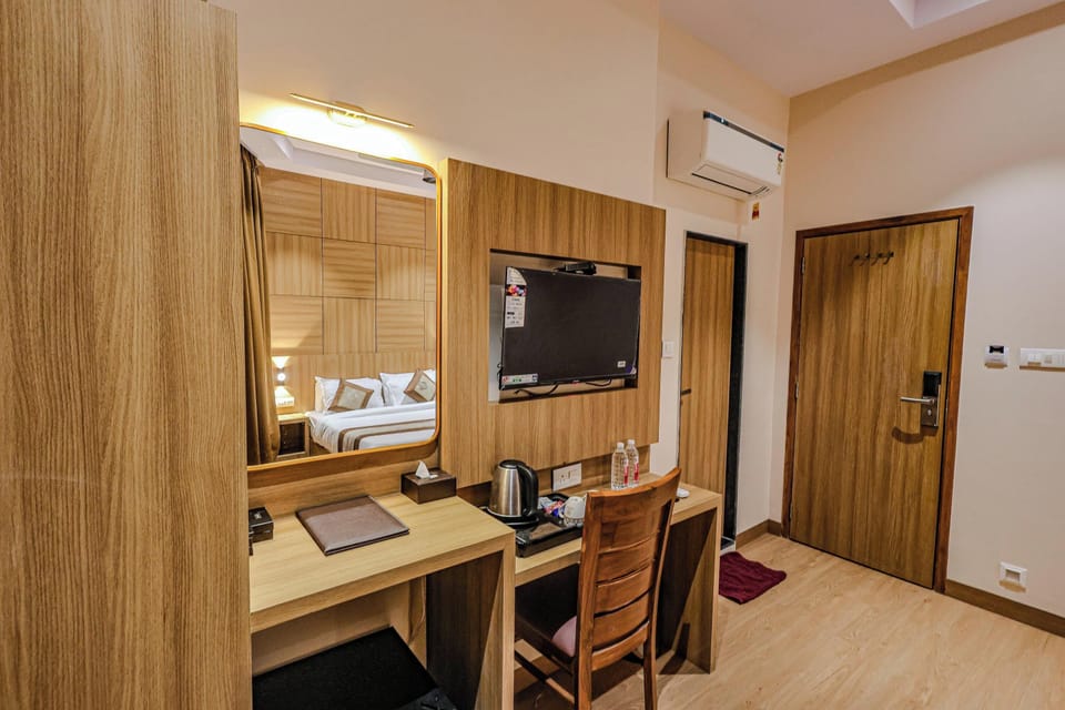Superior Room | Egyptian cotton sheets, premium bedding, memory foam beds, desk