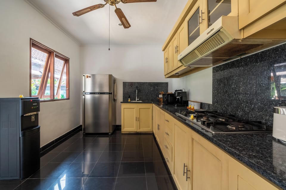 Deluxe Villa | Private kitchen | Stovetop, electric kettle