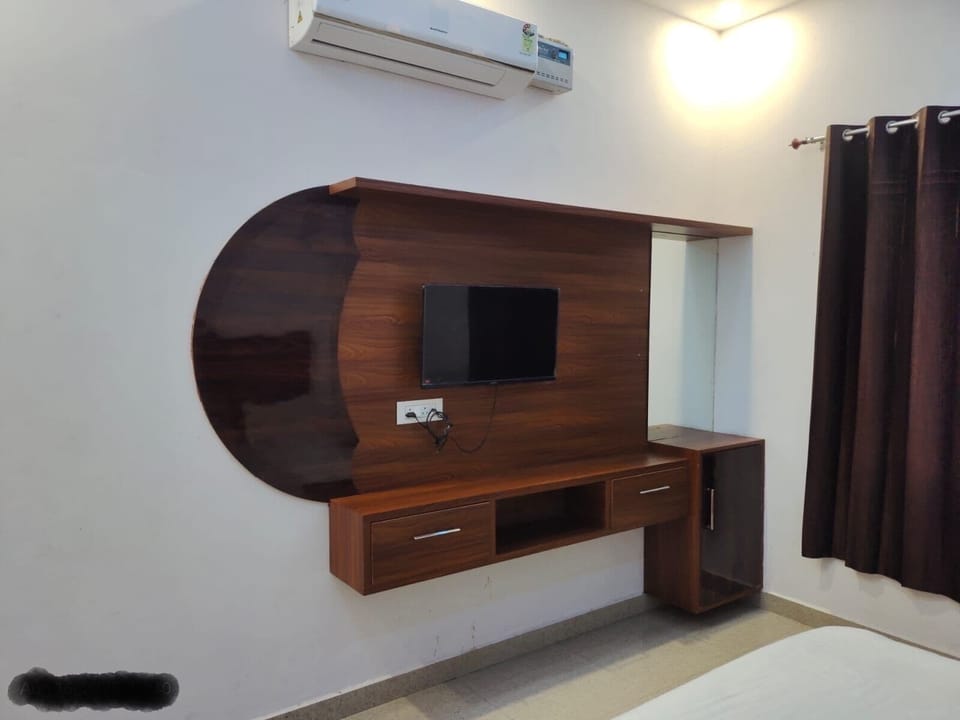 Family Room | Premium bedding, desk, laptop workspace, rollaway beds (surcharge)