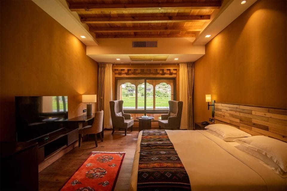 Junior Suite | In-room safe, desk, laptop workspace, iron/ironing board
