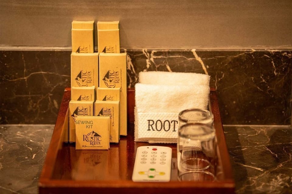Junior Suite | Bathroom | Shower, free toiletries, hair dryer, slippers