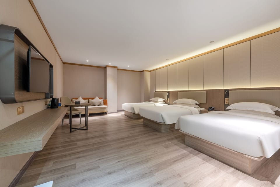Family Triple Room | Desk, laptop workspace, free WiFi