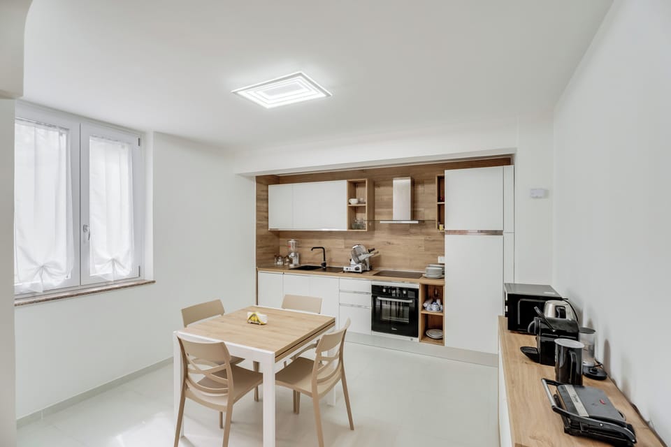 Classic Room | Shared kitchen | Full-size fridge, microwave, oven, stovetop