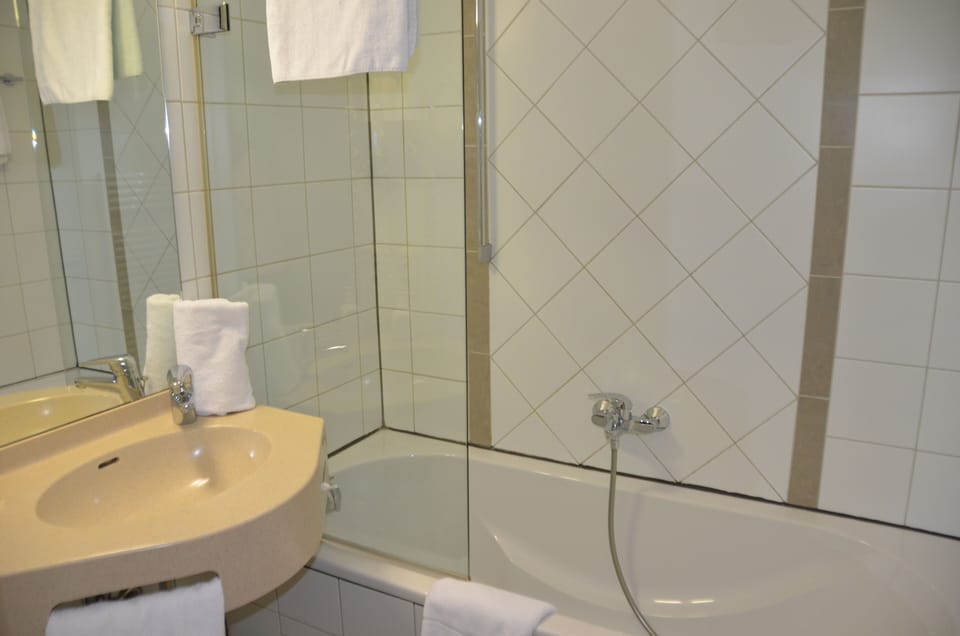Basic Double or Twin Room, 1 Bedroom, Non Smoking, Bathtub | Bathroom | Hair dryer, towels, soap, shampoo