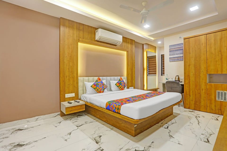 Egyptian cotton sheets, premium bedding, in-room safe, WiFi (free)