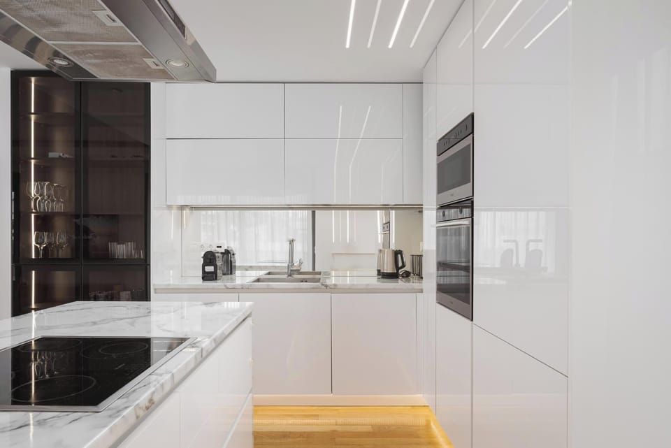 Classic Apartment | Private kitchen | Full-size fridge, microwave, oven, stovetop