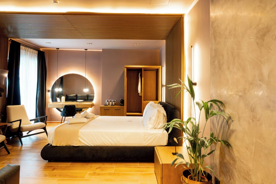 Luxury Suite | Laptop workspace, WiFi (free), bed sheets