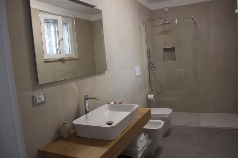 Comfort Quadruple Room | Bathroom | Shower, hair dryer, bidet, towels